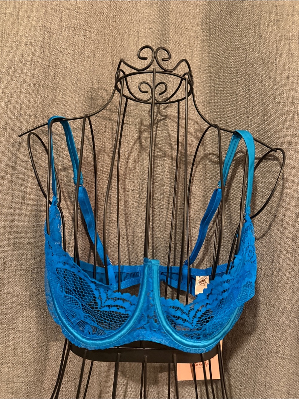Vibrant Blue Lace Underwire Bra with Adjustable Straps